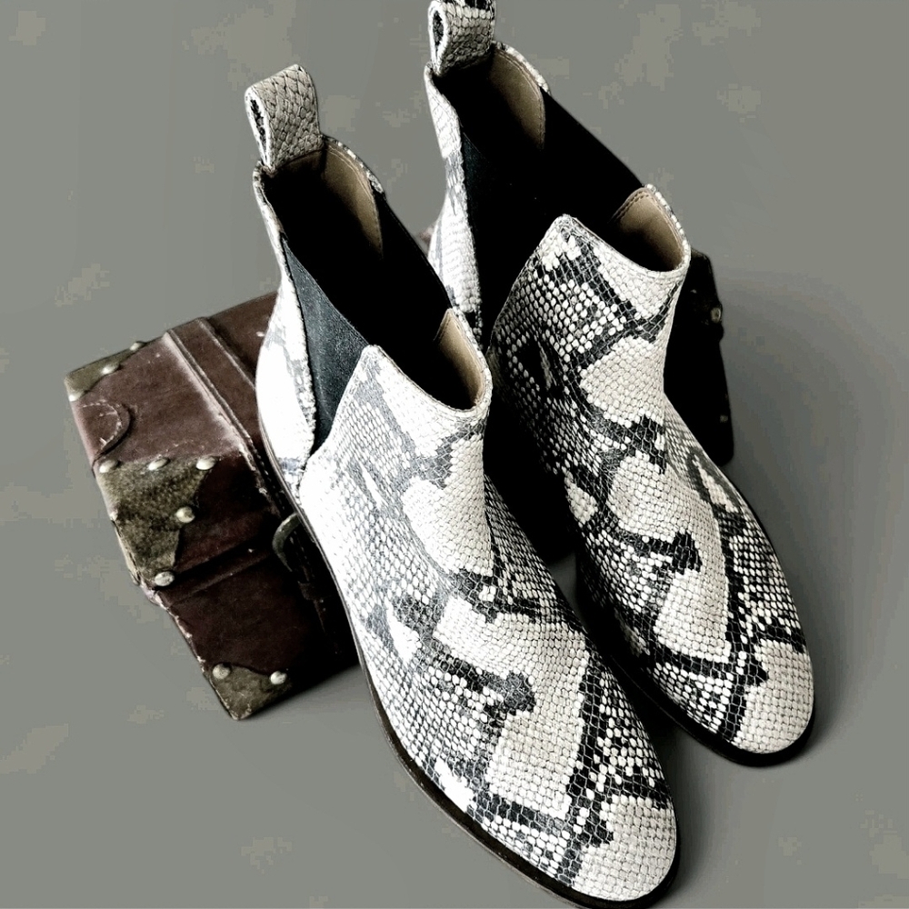 Lucky Brand Chelsea Ankle Boots Brazilian Leather Snakeskin  8M Cowgirl Booties